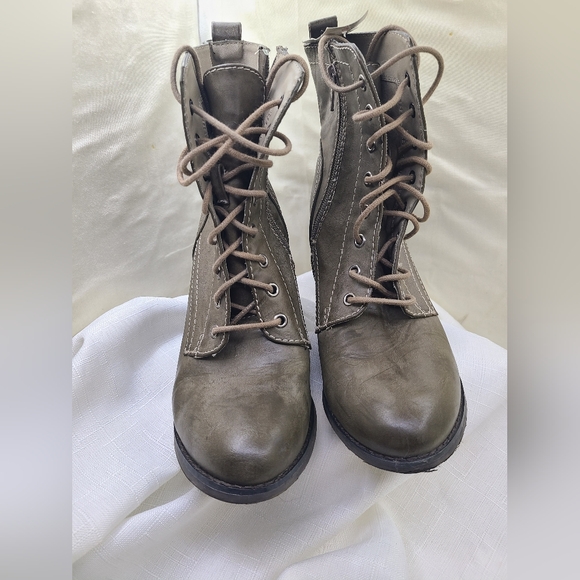 Size eight express boots - Picture 1 of 4